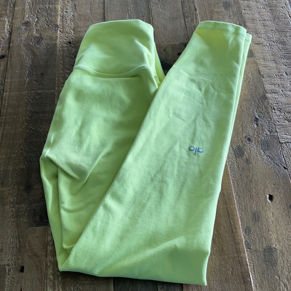 Alo yoga 7/8 airbrush in shock yellow